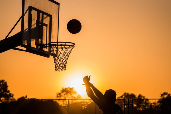 Quels sont les impacts psychologiques d'une longue absence due à une blessure en basket ?